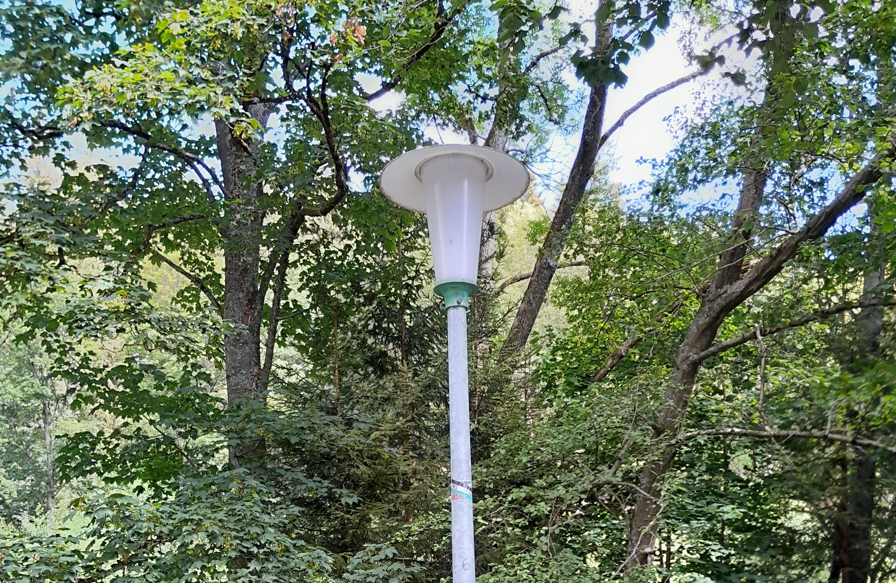 Abbildung eines Elektrofahrzeugs auf Pflastersteinen