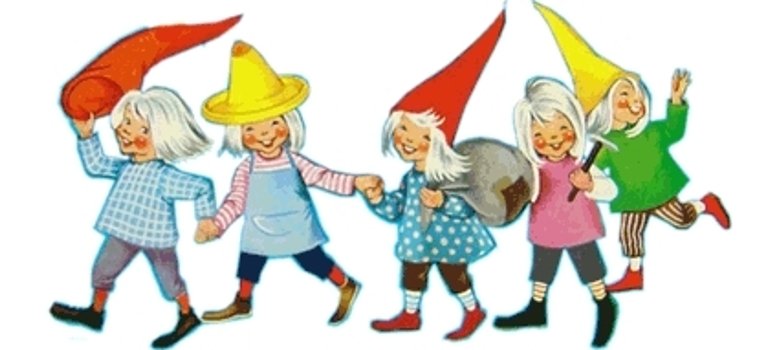Eine Gruppe von fünf kindlichen Wichteln oder Zwergen mit bunten Zipfelmützen. Alle halten sich an den Händen und lachen.