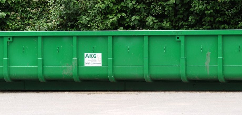Symbolbild: Foto eines großen grünen Containers aus Metall für Grünschnitt bzw. Abfall.