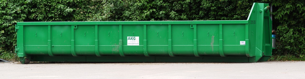 Symbolbild: Foto eines großen grünen Containers aus Metall für Grünschnitt bzw. Abfall.