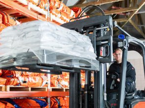 Symbolbild: Gabelstaplerfahrer hebt eine Palette mit seinem Gabelstapler