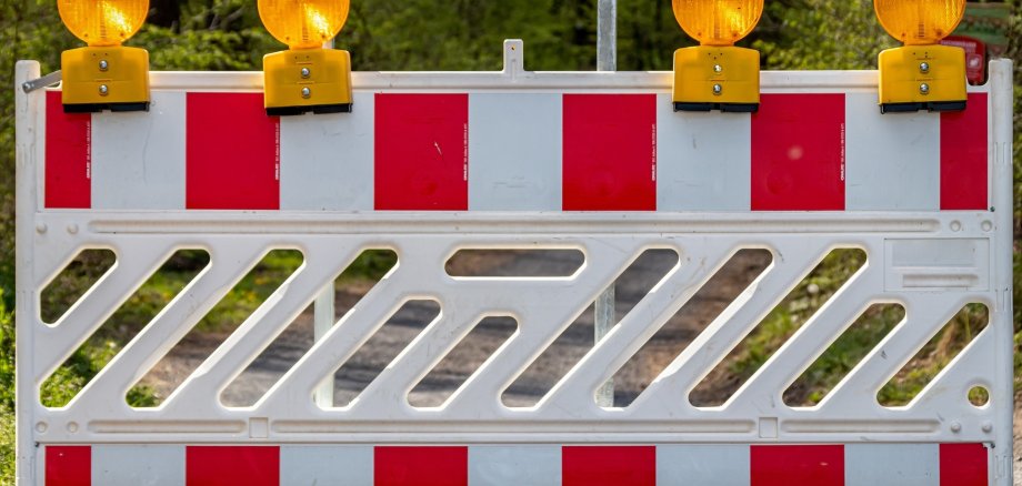 Symbolbild: Foto einer rot-weiß-gestreiften Warnbarke 