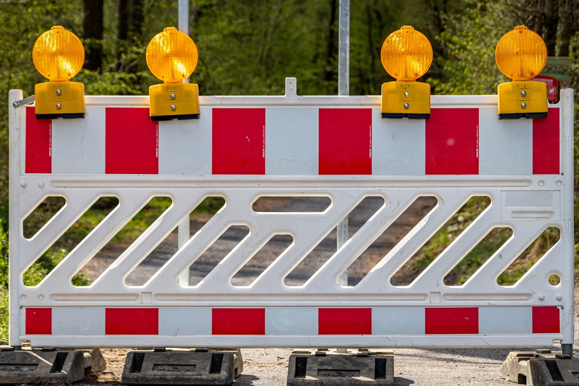 Symbolbild: Foto einer rot-weiß-gestreiften Warnbarke