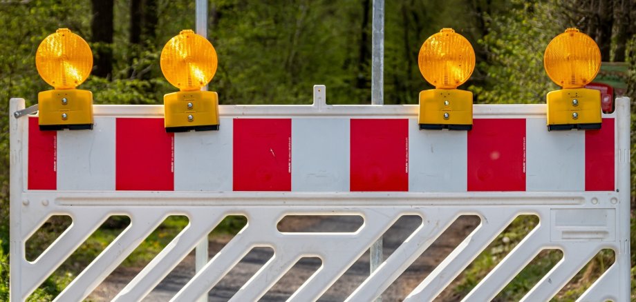 Symbolbild: Foto einer rot-weiß-gestreiften Warnbarke 