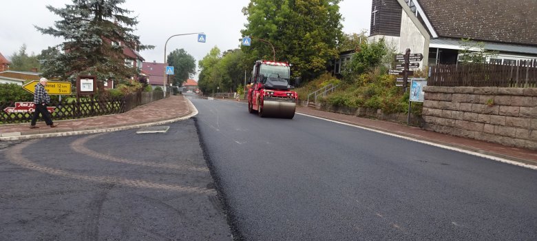 Foto der frischgeteerten Kreuzung an der Kirchstraße in Hohegeiß