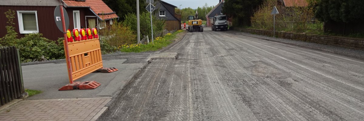 Foto der ausgefrästen Fahrbahn der Ortsdurchfahrt Hohegeiß mit abgesperrten Seitenstraßen