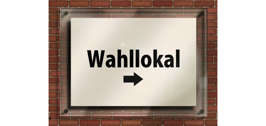Symbolbild: Grafik eines Plexiglasschilds mit der Aufschrift "Wahllokal" und darunter einem Pfeil nach rechts vor einer Backsteinwand