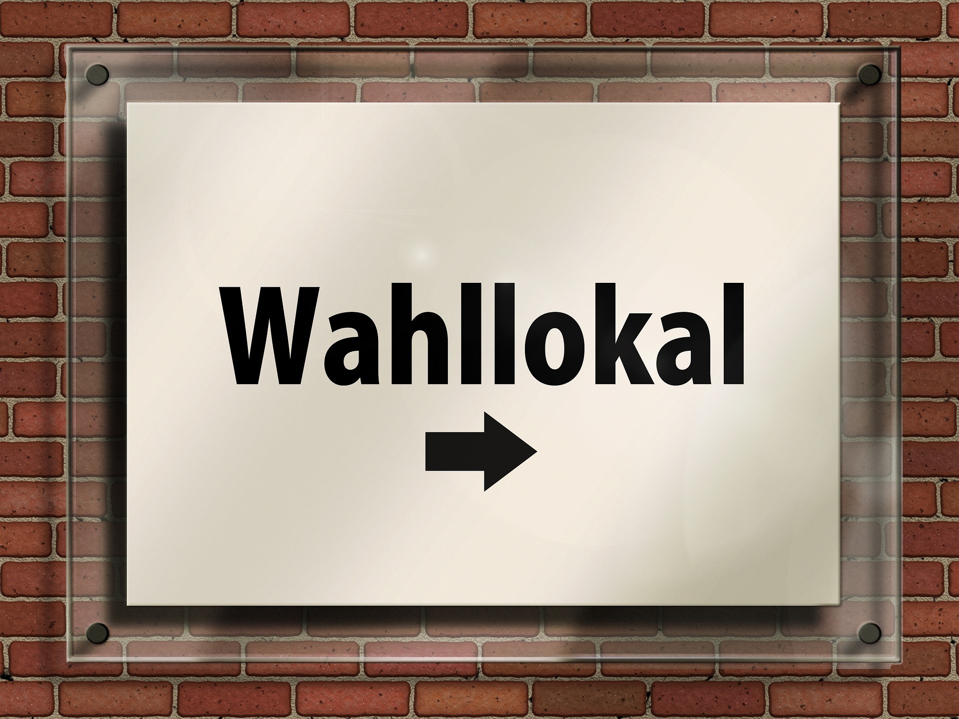 Symbolbild: Grafik eines Plexiglasschilds mit der Aufschrift "Wahllokal" und darunter einem Pfeil nach rechts vor einer Backsteinwand