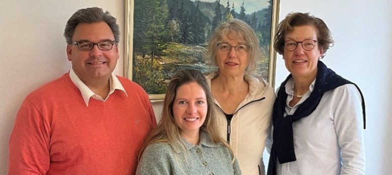 Foto von links nach rechts: Bürgermeister Wolfgang Langer, Frau Sophia Berends, Frau Pastorin Müller, Frau Cornelia Ehrhardt. Alle stehen vor einer weißen Wand mit einem Landschaftsbild und lächeln.