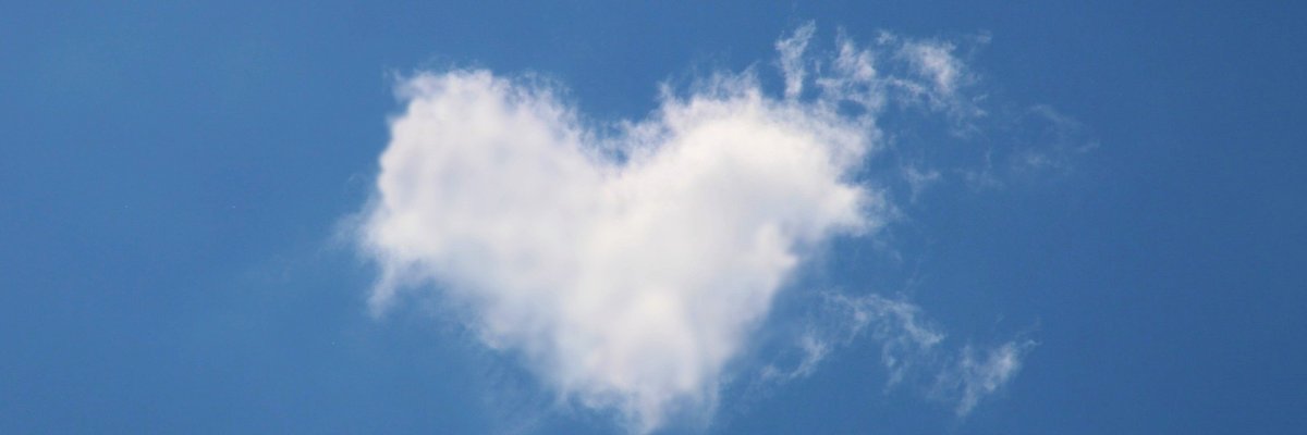 Symbolbild: Foto einer Wolke in Herzform vor blauem Himmel