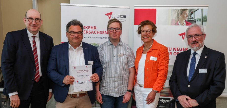 Hannover, LNVG, Mobilotsin, Feierliche Übergabe der Fußverkehrs-Checks in Niedersachsen 2026 , Staatssekretär Matthias Wunderling-Weilbier, Stadt Braunlage, Geschäftsführer LNVG Christian Berndt, Hannover, LNVG, Mobilotsin, Feierliche Übergabe der Fußverkehrs-Checks in Niedersachsen 2026 , Staatssekretär Matthias Wunderling-Weilbier, Stadt Braunlage, Geschäftsführer LNVG Christian Berndt,